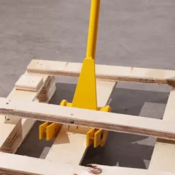 VEVOR Pallet Buster, 41-Inch Handle, 2000 Lbs Weight Capacity, Q235 Carbon Steel, Heavy Duty Deck Wrecker Demolition Wood Pallet Tool, Yellow